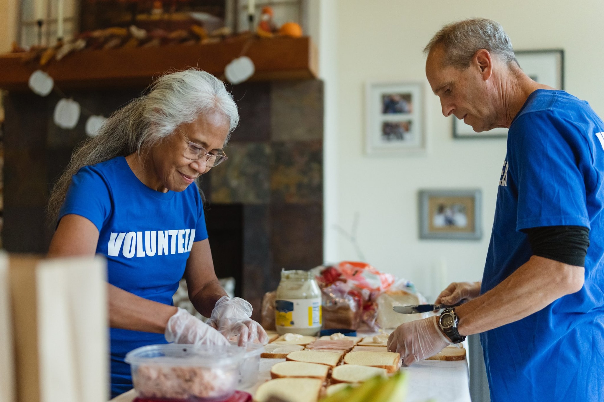 Aiutare gli altri ha effetti sul cervello: può rallentare il declino cognitivo secondo uno studio