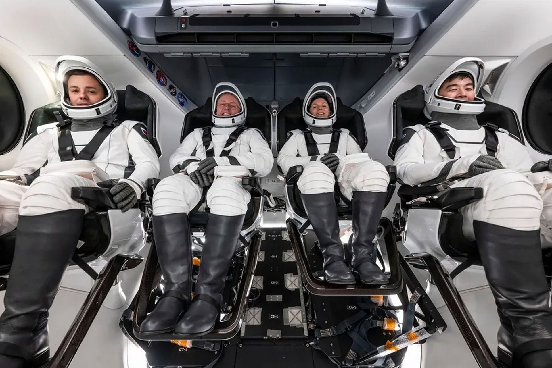 I quattro membri della missione Crew–11 SpaceX: Da sinistra: il cosmonauta e specialista di missione di Roscosmos Oleg Platonov; l’astronauta e pilota della NASA Mike Fincke; l’astronauta e specialista di missione della JAXA (Japan Aerospace Exploration Agency) Kimiya Yui; e l’astronauta e comandante della NASA Zena Cardman / Credit: SpaceX