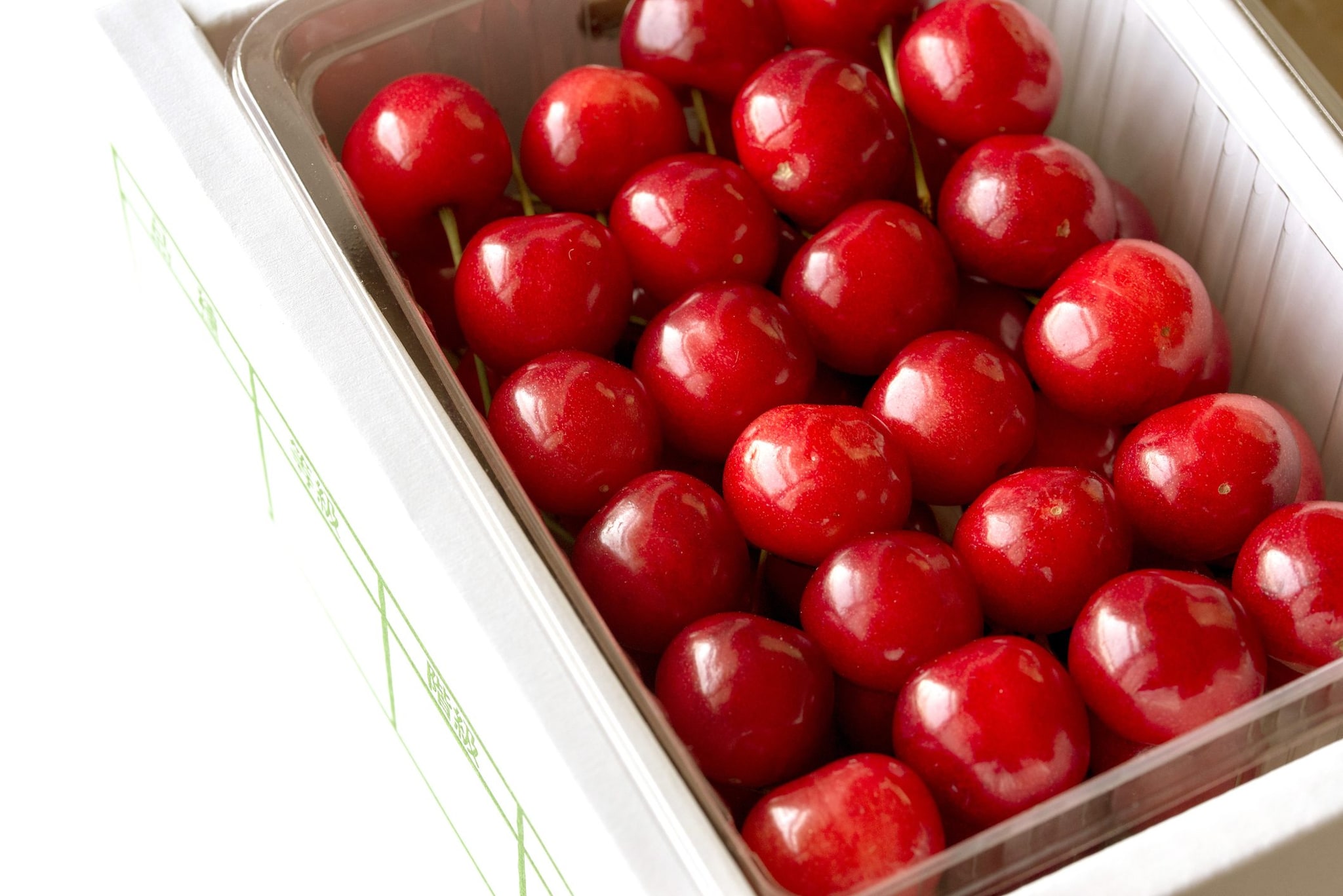 Come è possibile che le ciliegie arrivino a costare 140 euro l’una? Nuovo record in Giappone