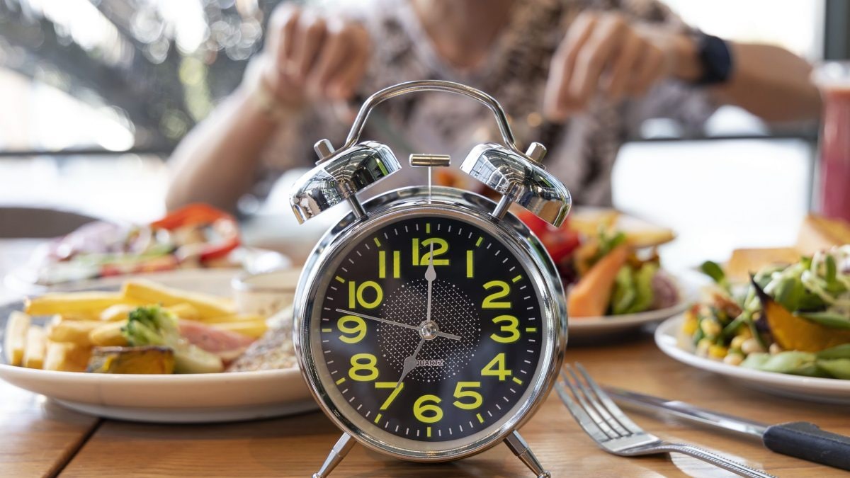 Limitare l’orario dei pasti, senza ridurre le calorie, non migliora metabolismo o salute cardiovascolare, ma può influenzare l’orologio biologico interno, secondo un nuovo studio / Photo: iStock
