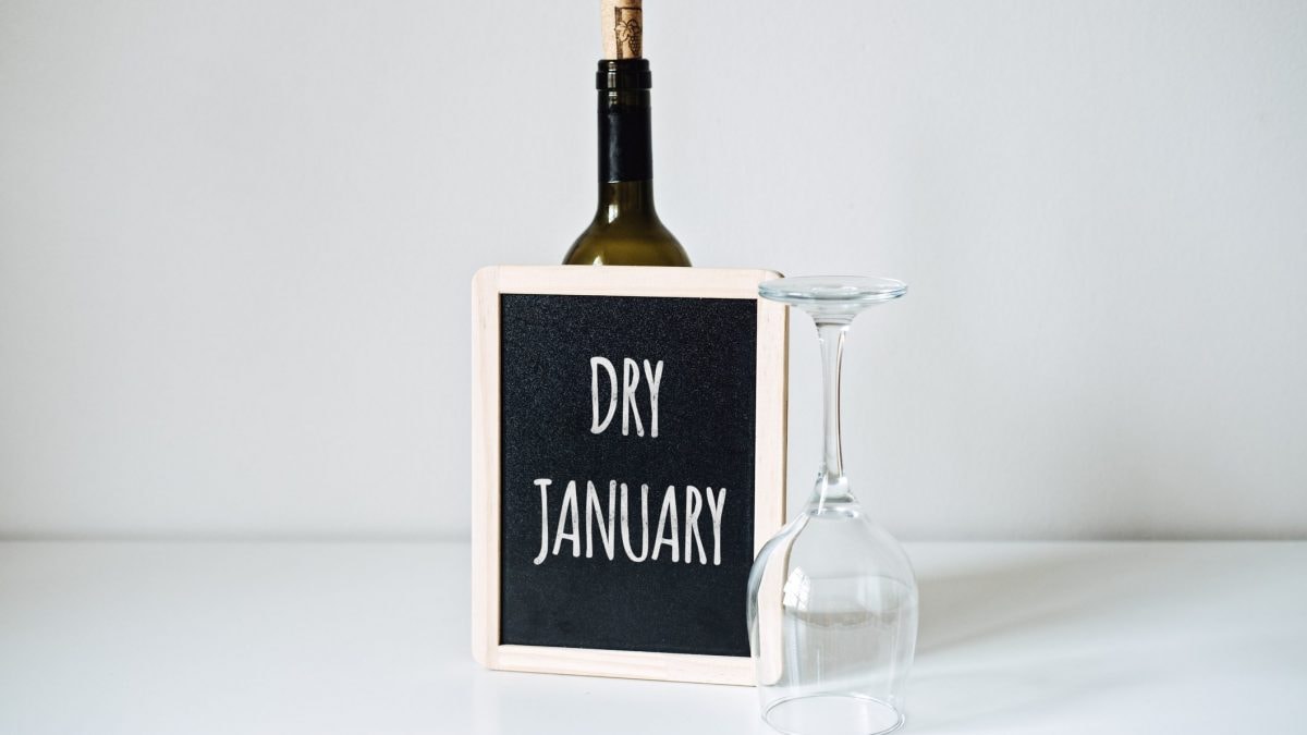 Il Dry January (il cosiddetto “gennaio secco”, in italiano) è la pausa di un mese dal consumo di alcol al centro di una recente revisione scientifica sugli effetti su corpo e cervello / Photo: iStock