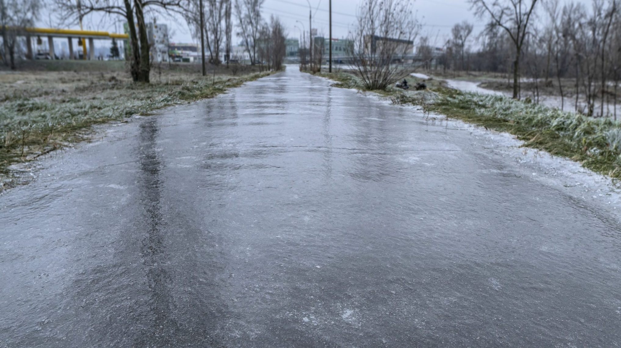 Cos'è e come si forma il gelicidio: perché le strade si trasformano pericolosamente in ghiaccio