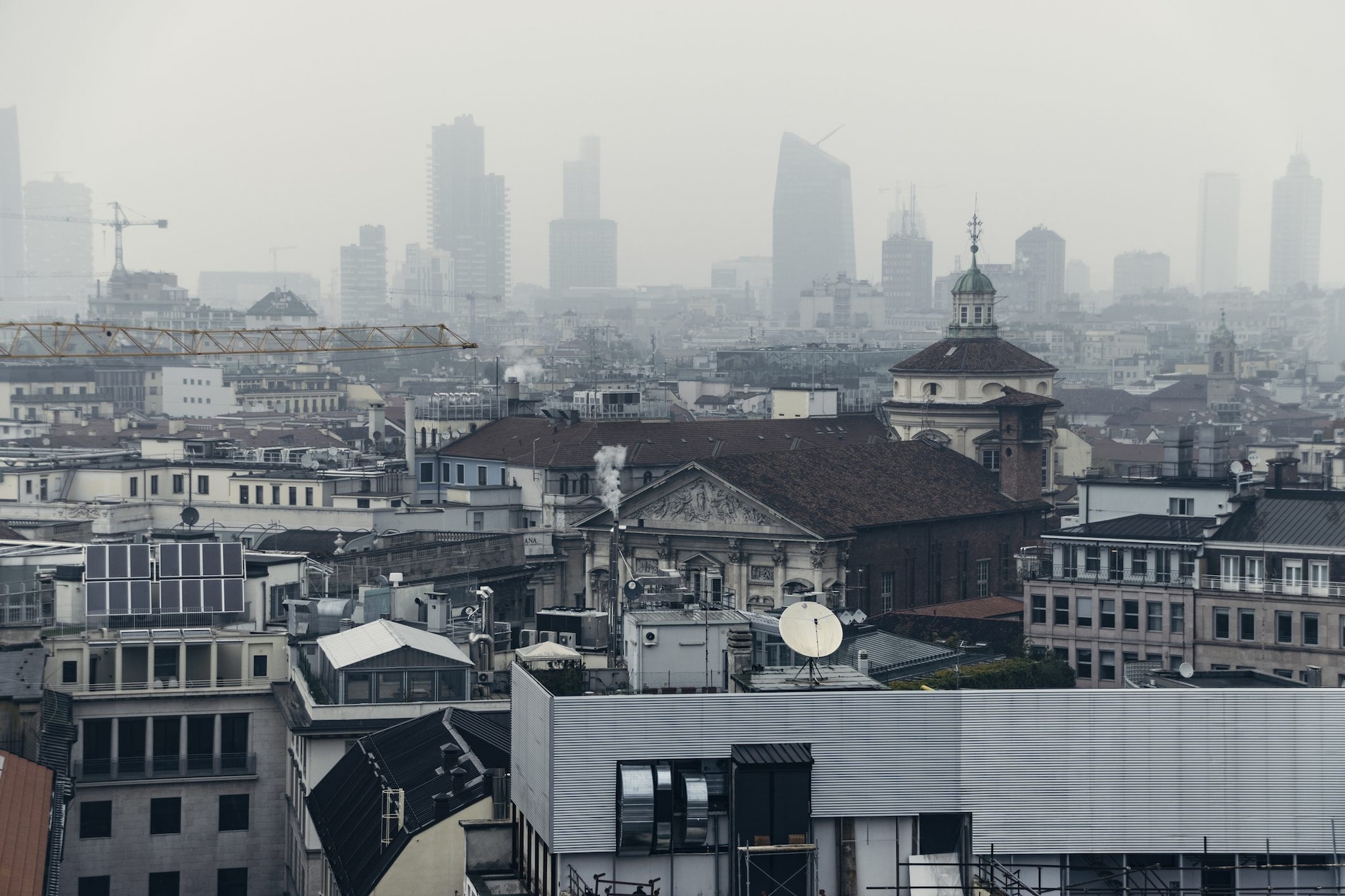 L'aria inquinata può aumentare il rischio di SLA: i risultati di un nuovo studio e i dati in Italia