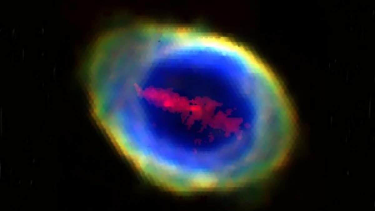 La misteriosa barra di ferro (in rosso) scoperta nella Nebulosa Anello. Credit: Roger Wesson et al/MNRAS