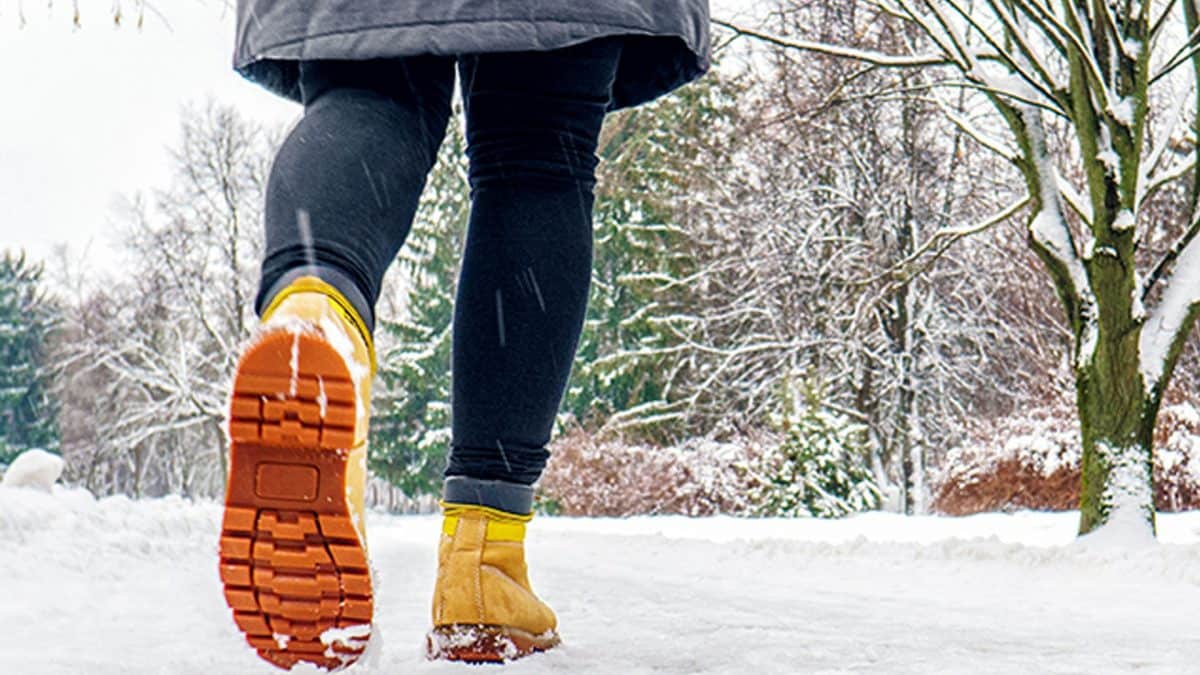 Camminare anche solo alcuni giorni a settimana può contribuire alla salute del cuore: secondo lo studio conta soprattutto il volume complessivo di passi, più che la regolarità quotidiana / Photo: iStock