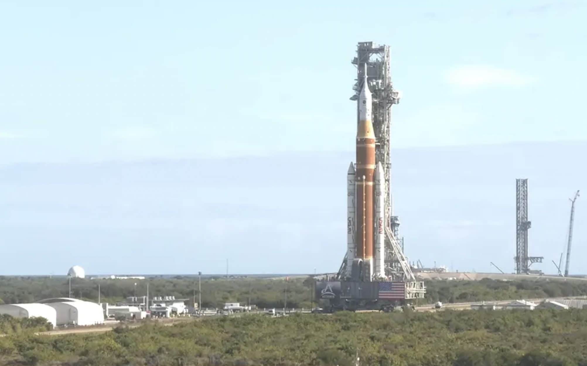 Il gigantesco razzo lunare di Artemis II arriva sulla rampa di lancio: il video della Nasa