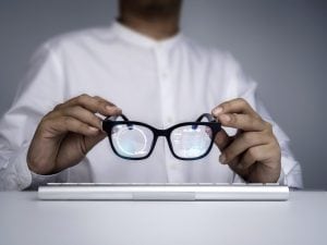 Filmano le donne in strada con gli occhiali smart: “Ho trovato i miei video sui social, voglio piangere”