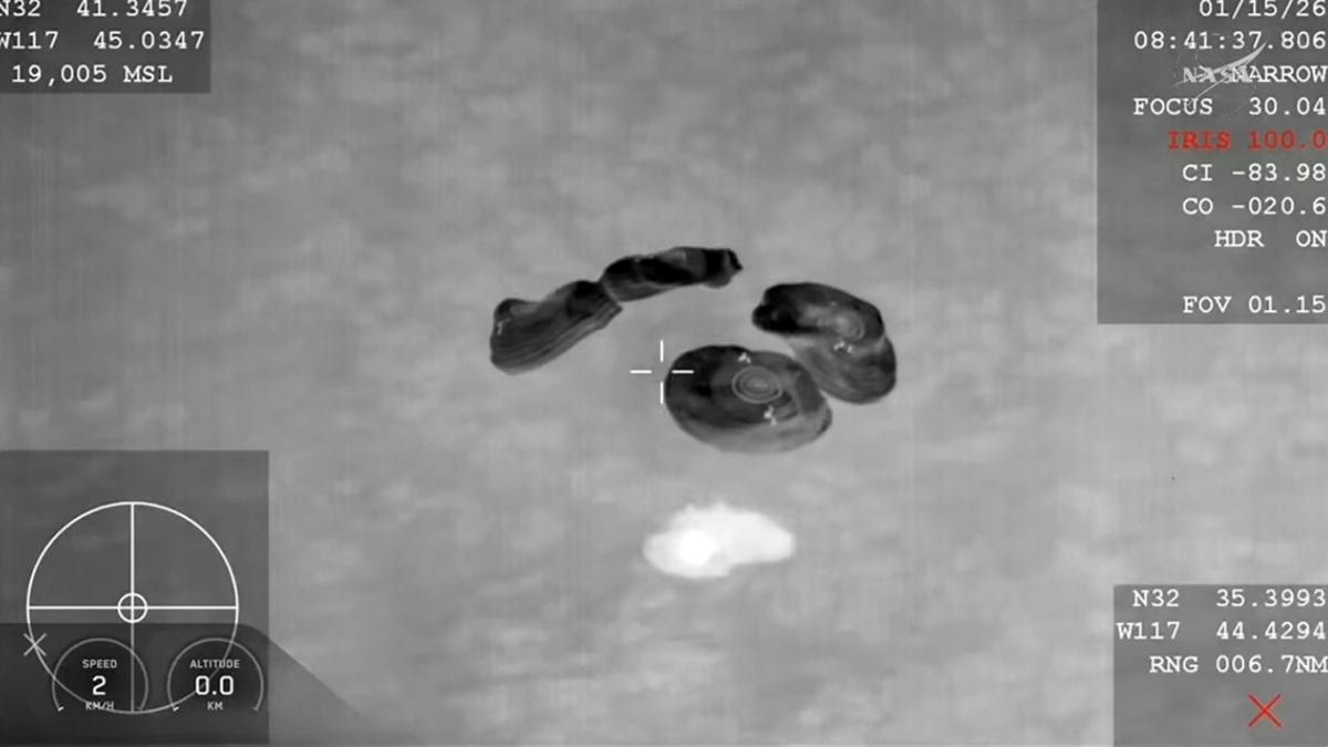 Il momento dello splashdown notturno della capsula SpaceX Dragon nel Pacifico, trasmesso in diretta dalla NASA il 15 gennaio 2026 / Credit: NASA