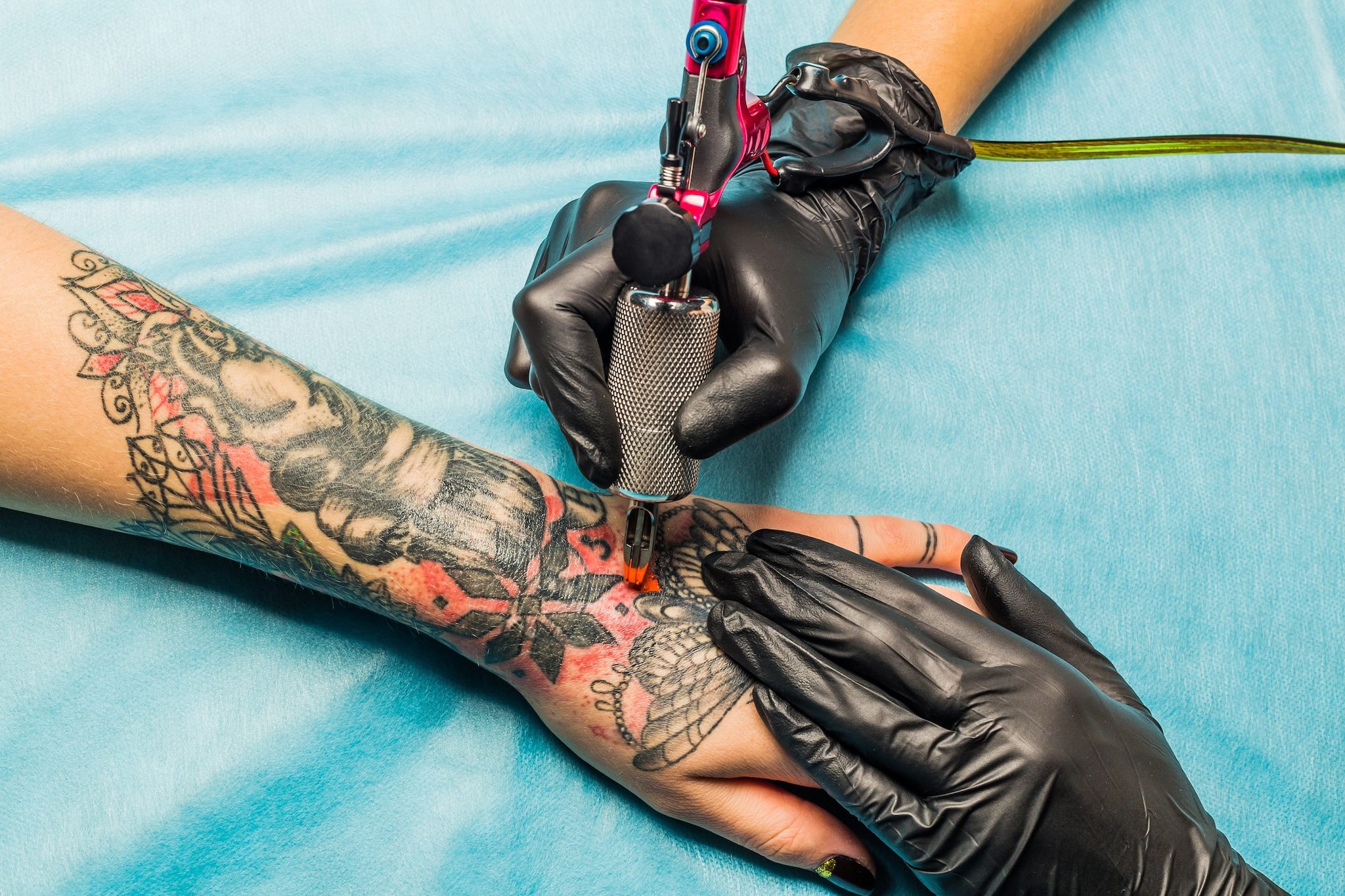 Tatuaggi, arriva la stretta con la nuova legge sul melanoma: cosa cambia per tatuatori e clienti