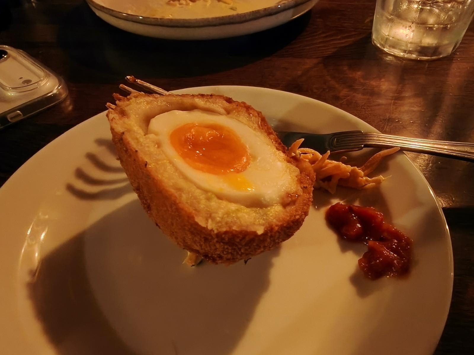 FANPAGE.IT | Cena in un pud di Dublino fotografata con Oppo Reno 15 Pro