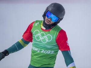 Si sveglia alle Olimpiadi e si accorge che il collo è rotto: il medico spiega perché può succedere