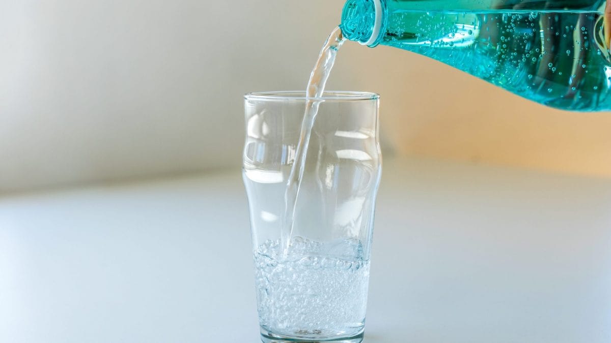 L’acqua frizzante può avere un ruolo di supporto nella dieta ma non è una scorciatoia per la perdita di peso, secondo Matteo Bassetti e i dati scientifici disponibili.