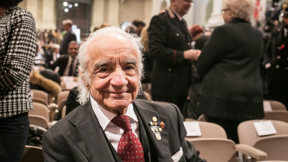 Antonino Zichichi, fisico delle particelle, è stato tra i protagonisti dell’osservazione dell’antideutone nel 1965, un risultato sperimentale che dimostrò che anche l’antimateria può formare nuclei.