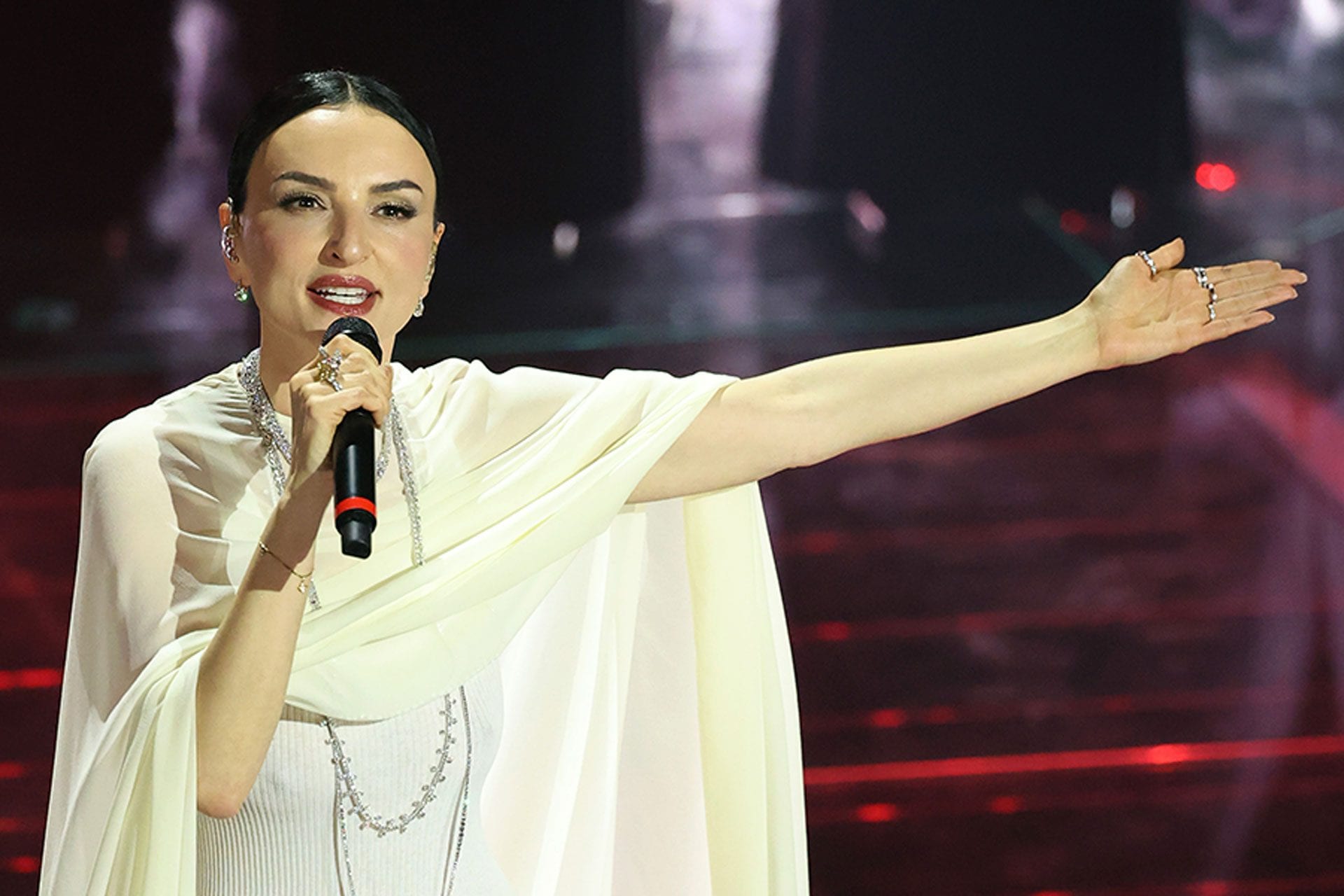 Arisa e la tricotillomania, il disturbo che porta a strapparsi i capelli in modo compulsivo