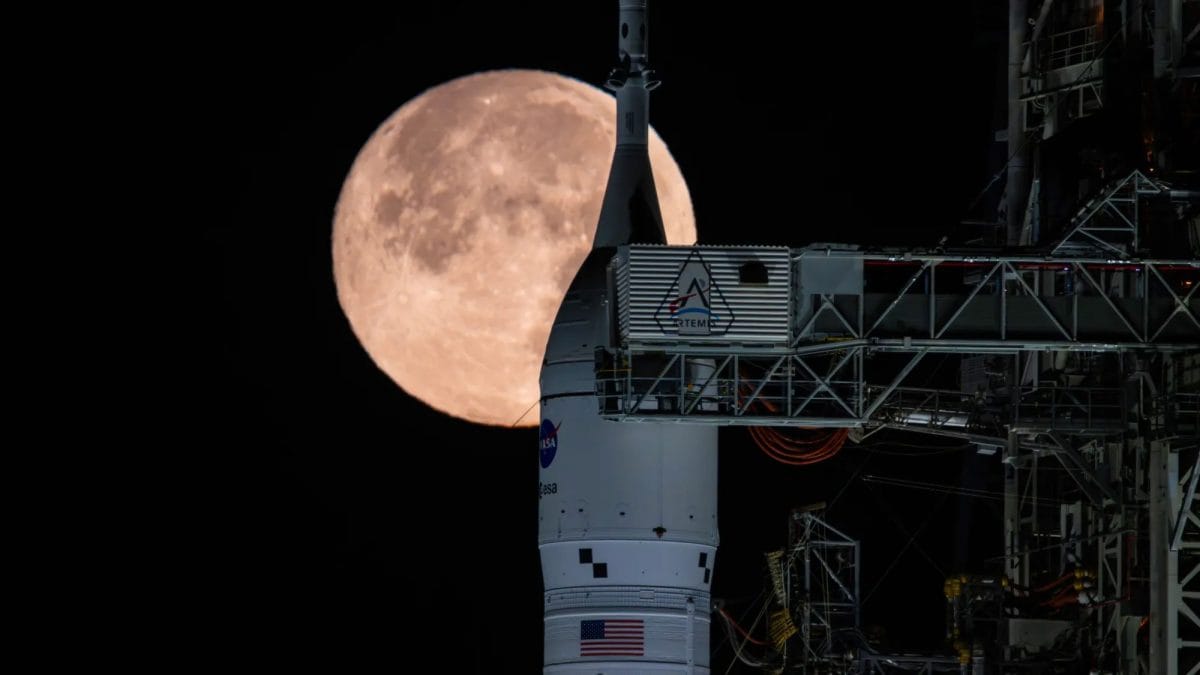 Il razzo Artemis II della NASA sulla rampa del Kennedy Space Center, in Florida: le criticità emerse durante il test pre–lancio hanno portato al rinvio del decollo della missione con equipaggio verso la Luna / Credit: NASA