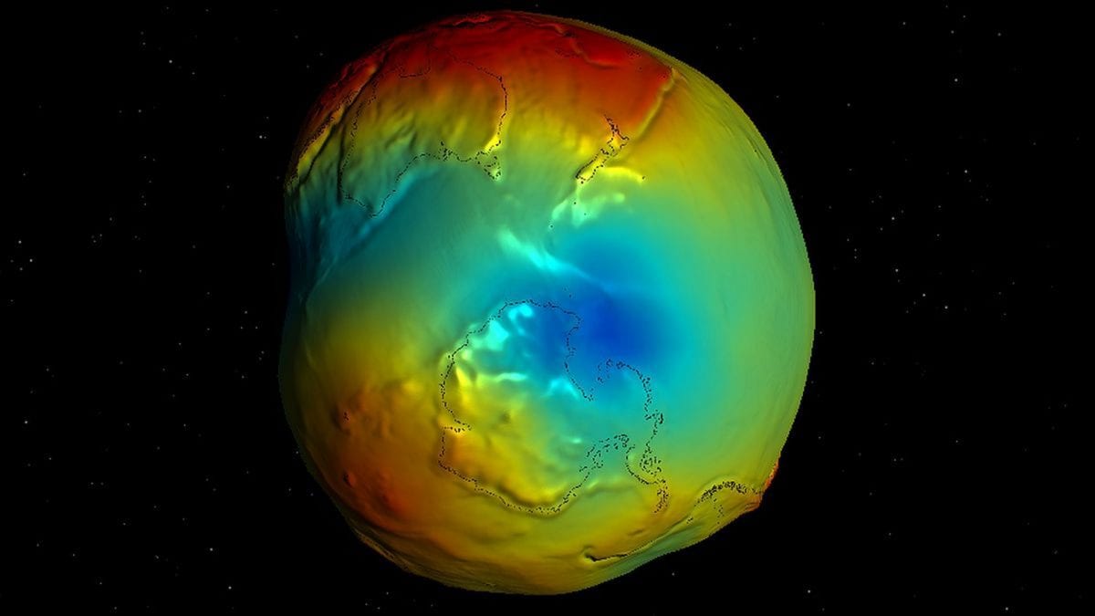 Rilievi e depressioni del geoide in falsi colori. Mostrato in blu, il Basso Geoide Antartico (Antarctic Geoid Low, AGL), la regione dell’Antartide dove si estende il “buco gravitazionale” / Credit: ICGEM