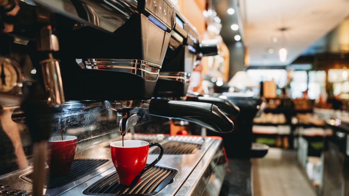 Caffè e tè con caffeina sono al centro di uno studio osservazionale che ha analizzato l’associazione tra consumo di queste bevande e rischio di demenza nel lungo periodo / Photo: iStock