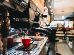 Caffè, tè e rischio di demenza: cosa dice lo studio che ha seguito 130mila persone per 40 anni