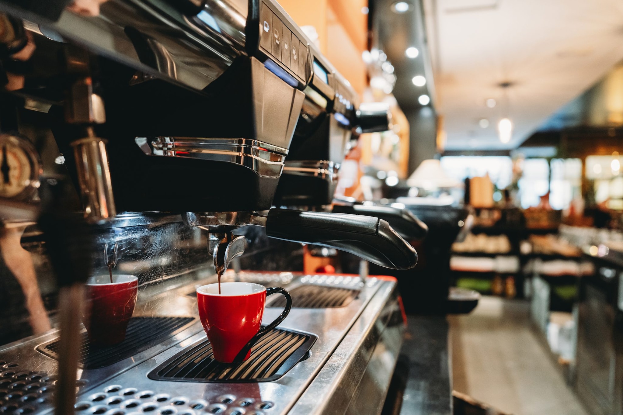 Caffè, tè e rischio di demenza: cosa dice lo studio che ha seguito 130mila persone per 40 anni