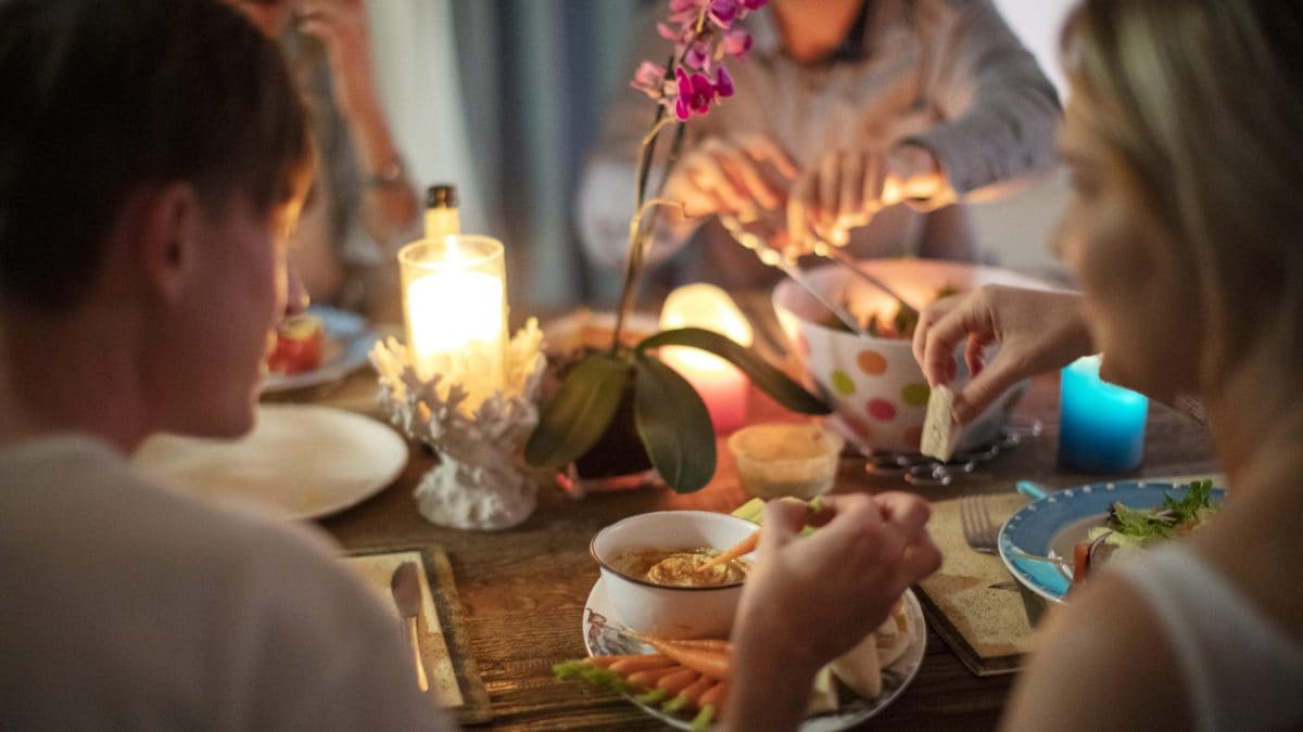 Concludere la cena almeno tre ore prima di dormire può migliorare alcuni parametri cardiovascolari e glicemici, secondo lo studio pubblicato su Arteriosclerosis, Thrombosis, and Vascular Biology.