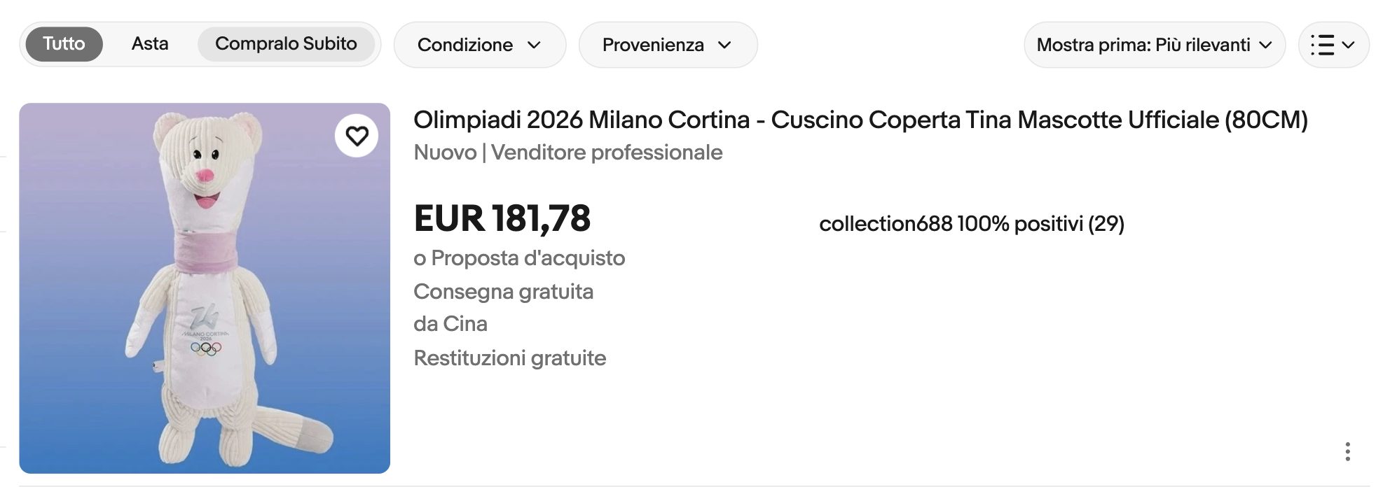 FANPAGE.IT | Il cuscino coperta della mascotte Tina, venduto su eBay a 181 euro. Non ne si trova invece traccia nello store ufficiale dei giochi olimpici