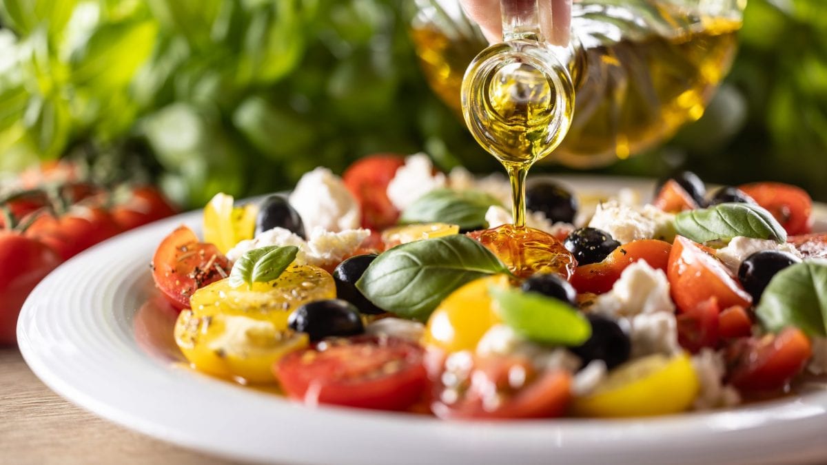 Un piatto ispirato alla dieta mediterranea, al centro di uno studio che ha seguito più di 100mila donne per oltre 20 anni / Credit: iStock