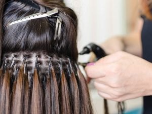 “Decine di sostanze chimiche pericolose nelle extension per capelli”: l’allarme di uno studio negli Usa