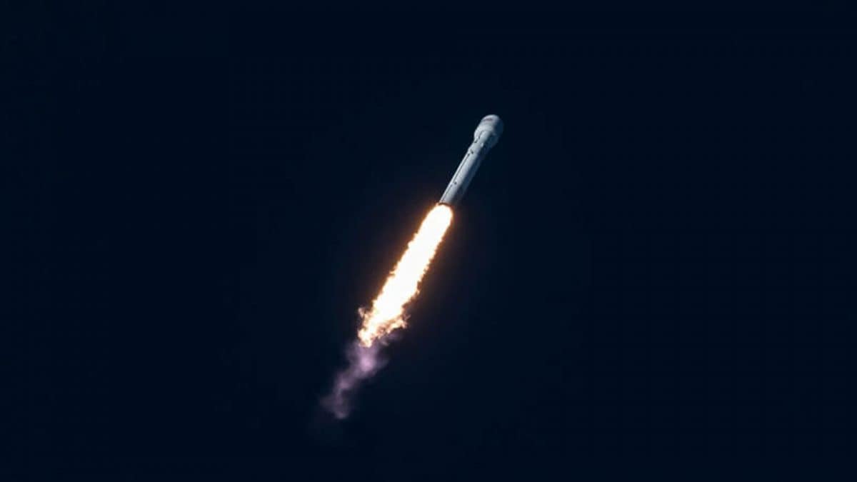 Un razzo Falcon 9 di SpaceX in volo. Durante il rientro, la combustione dello stadio superiore rilascia metalli nell’alta atmosfera, come mostrato dalla prima misura diretta pubblicata su Nature. Credit: SpaceX.