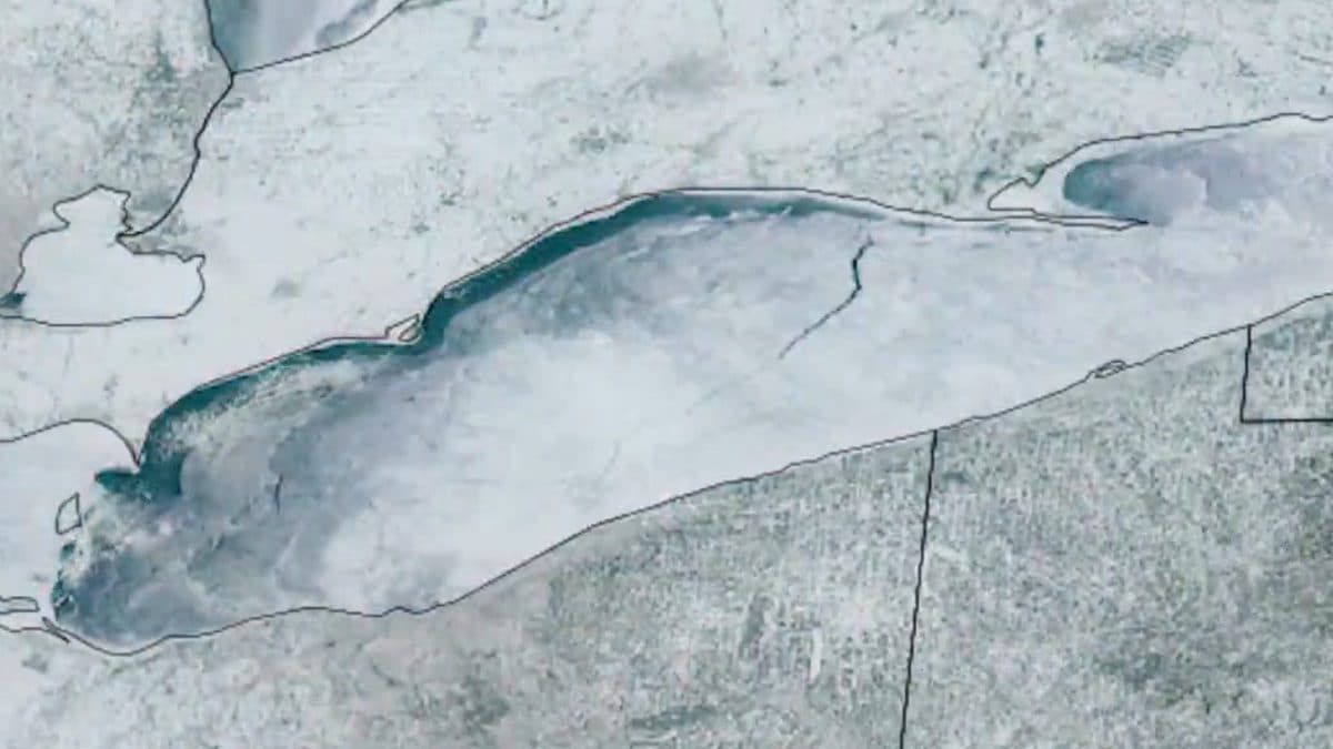 L’enorme spaccatura di 128 km sul Lago Erie ripresa dallo spazio. Credit: NOAA