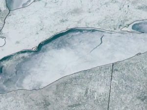Il Lago Erie squarciato da un’enorme crepa nel ghiaccio di 128 chilometri: si è formata in un lampo