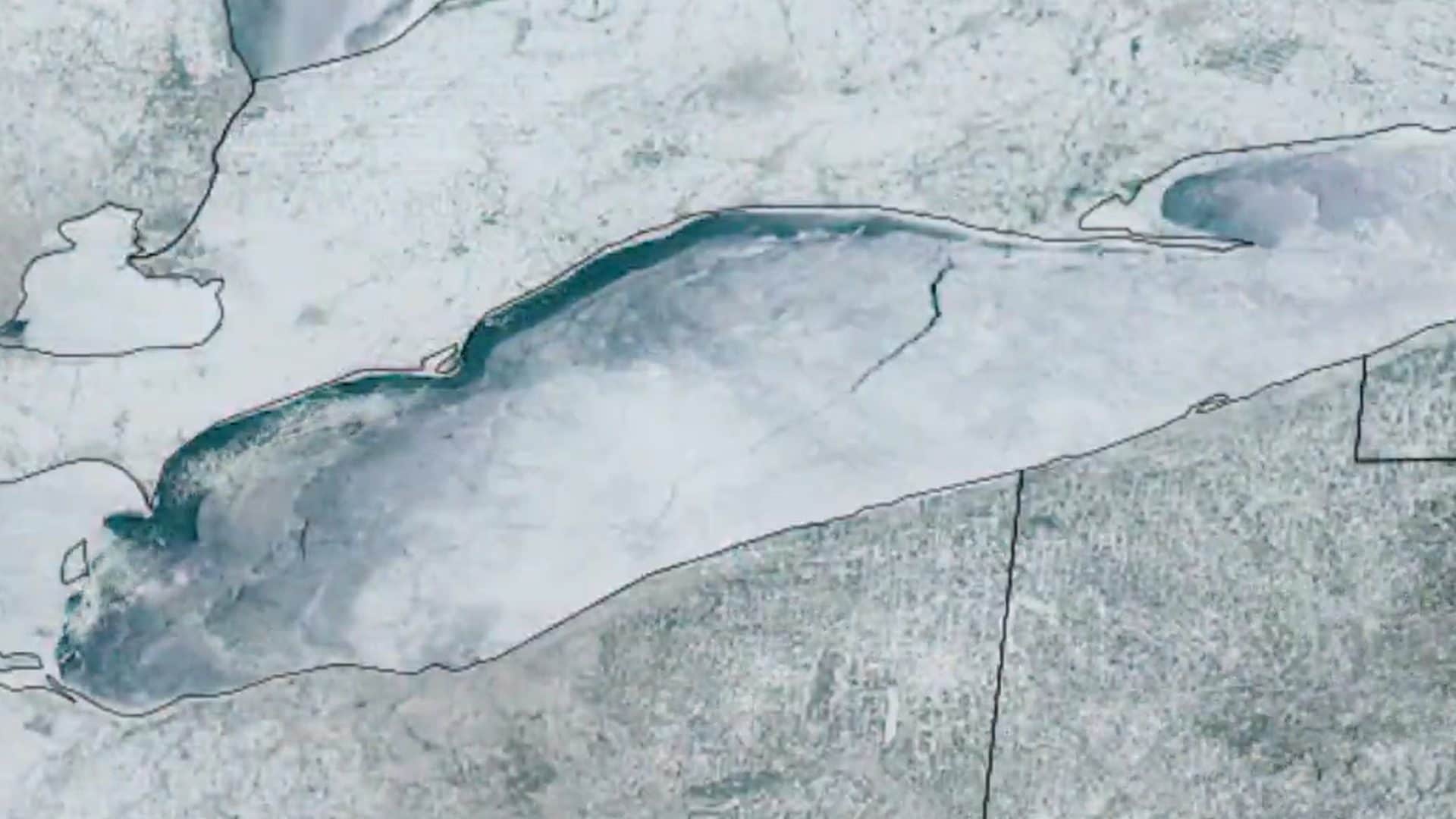 Il Lago Erie squarciato da un'enorme crepa nel ghiaccio di 128 chilometri: si è formata in un lampo