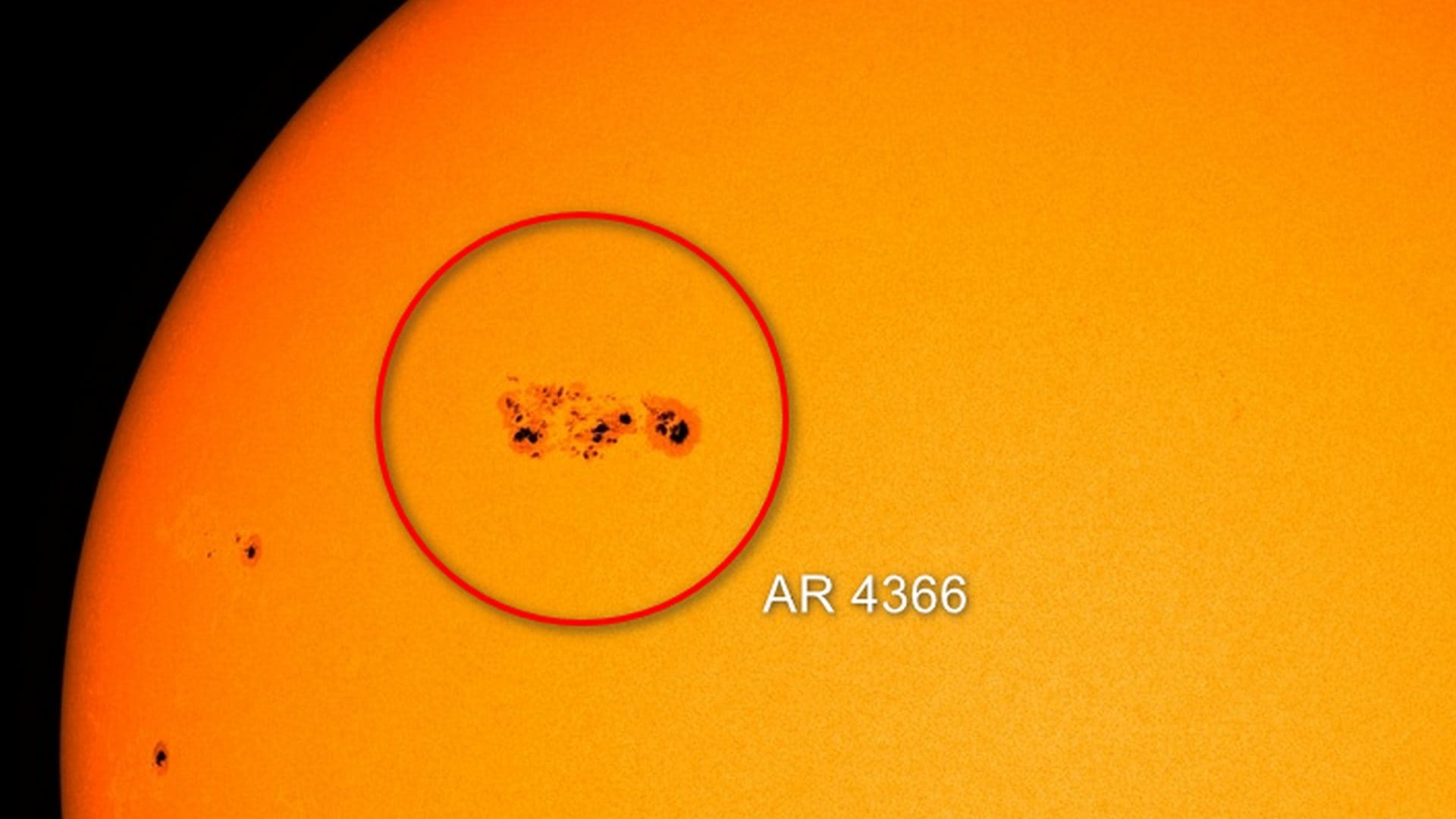 Enorme macchia solare esplode decine di volte in 24 ore e ora punta la Terra: è metà della Carrington