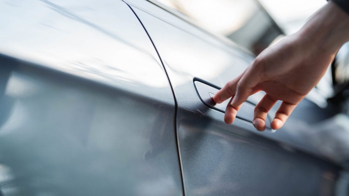 Un’auto con la maniglia a scomparsa