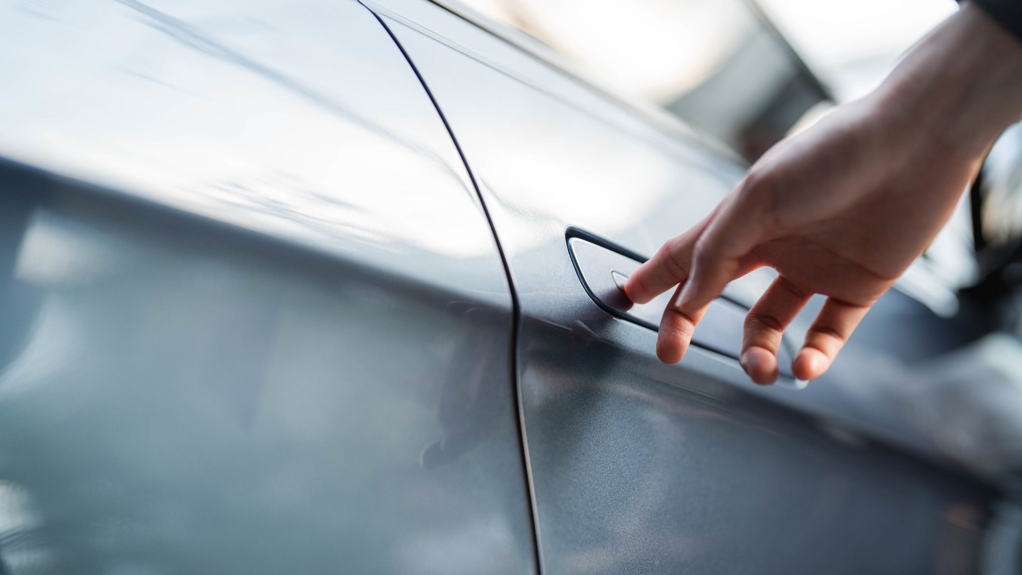 Perché la Cina ha vietato le maniglie a scomparsa sulle auto