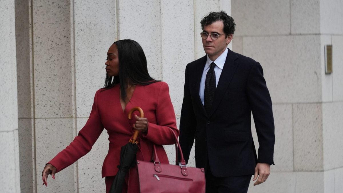 Il Ceo di Instagram Adam Mosseri mentre entra in tribunale a Los Angeles