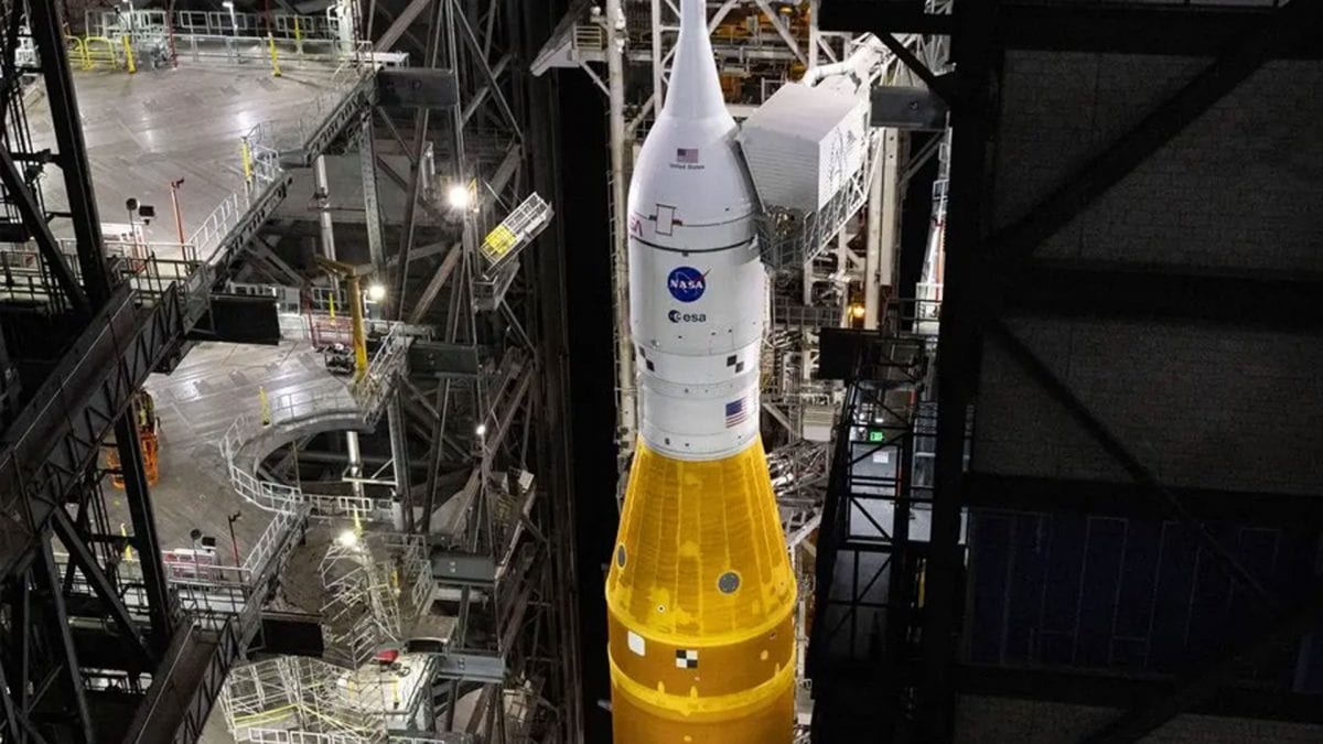 La NASA ha annunciato la revisione del programma Artemis, trasformando Artemis III in una missione di test e rinviando lo sbarco lunare ad Artemis IV. In foto, il razzo SLS e la capsula Orion di Artemis II nel Vehicle Assembly Building del Kennedy Space Center. Credit: NASA/Cory Huston