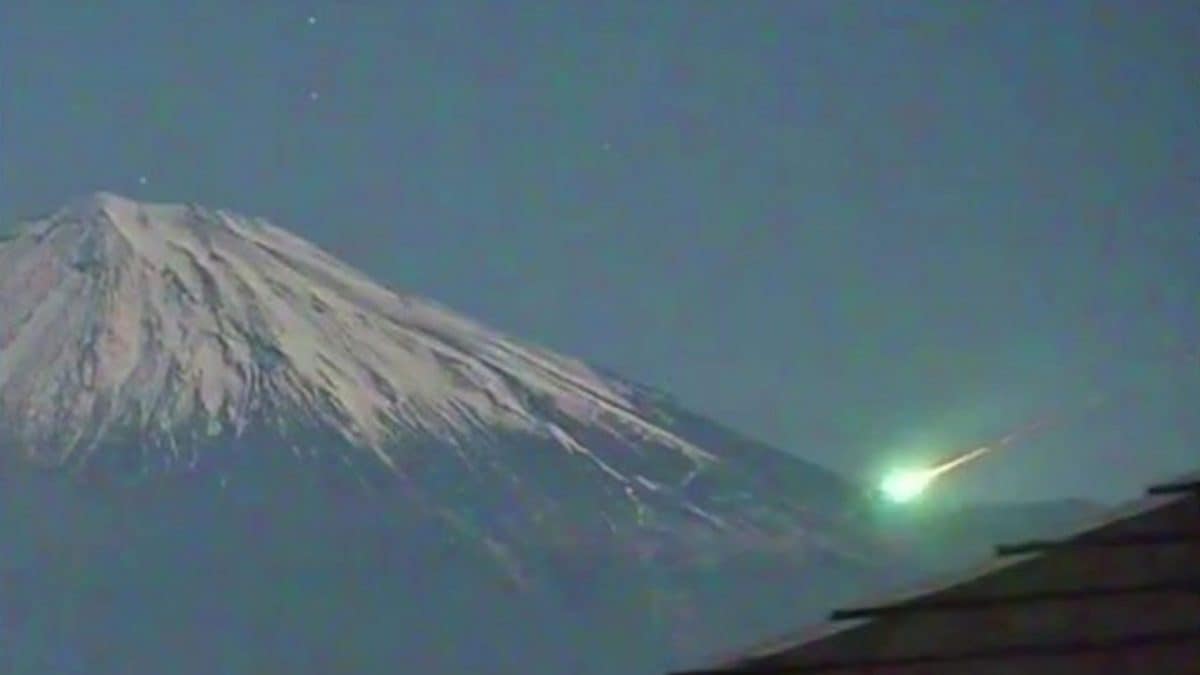 La palla di fuoco ripresa nel cielo del Giappone mentre sembra cadere dietro il Monte Fuji / Credit: @dfuji1