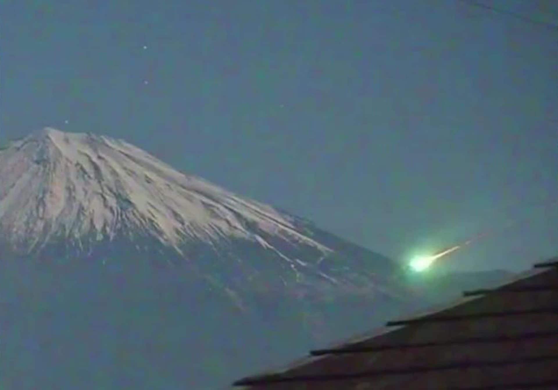 La palla di fuoco dietro il Monte Fuji: lo spettacolare video che fa pensare a un’esplosione