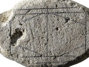 IA svela il mistero di una strana pietra di epoca romana: il significato delle incisioni