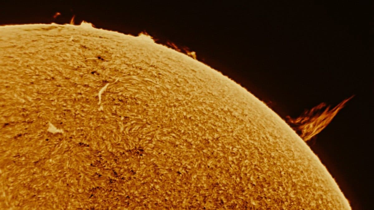 La cromosfera del Sole. A destra una spettacolare protuberanza alta centinaia di migliaia di chilometri. Credit: Fabio Giordano