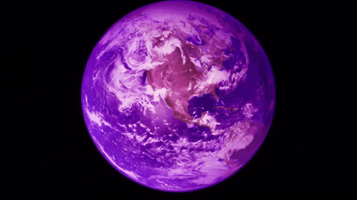 La “Terra viola”, l’ipotesi discussa in studi di astrobiologia sostenuti dalla NASA, che ipotizzano un ruolo centrale di pigmenti alternativi alla clorofilla nelle prime fasi della vita sulla Terra