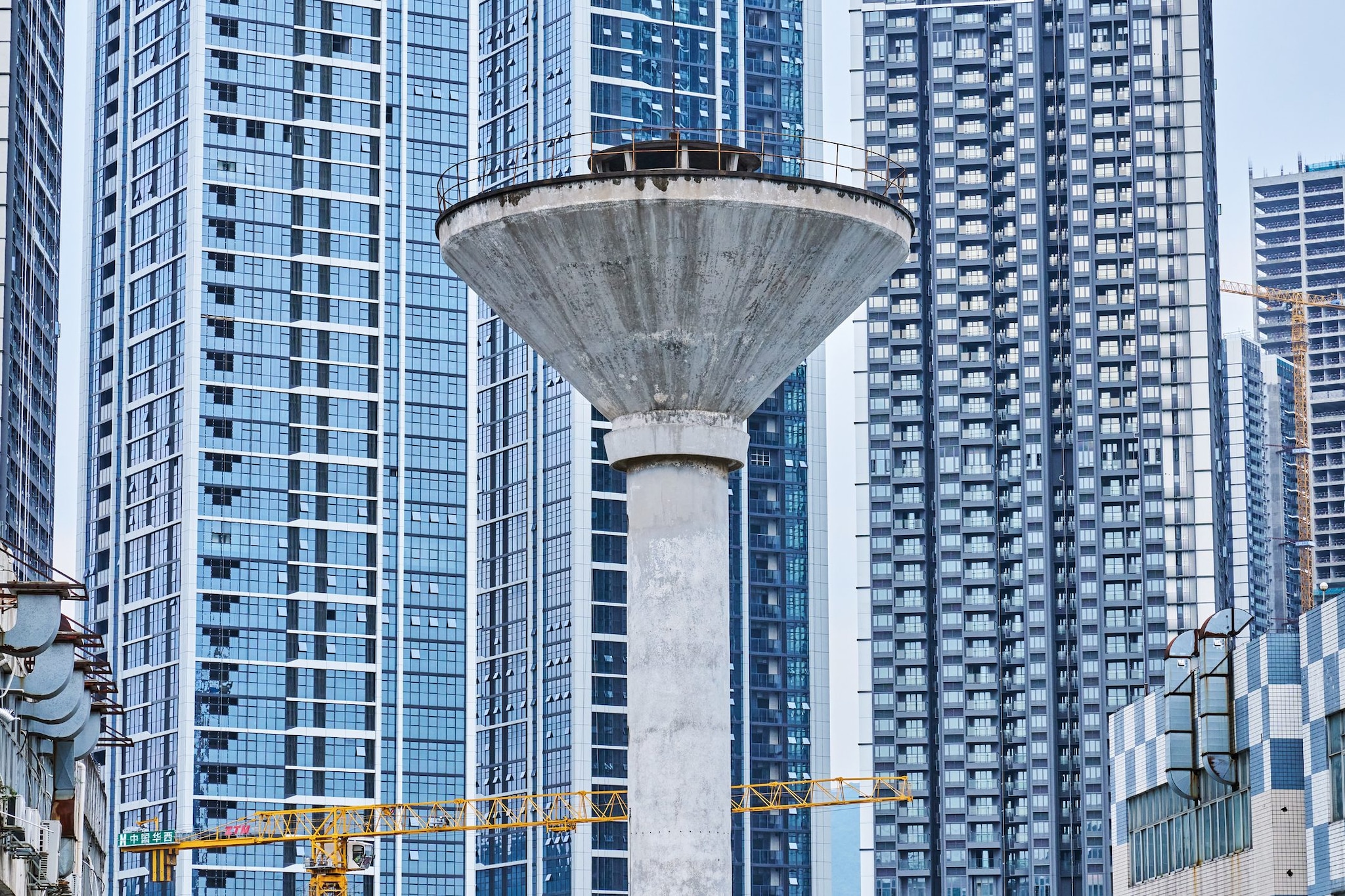 Una vecchia torre idrica davanti a nuovi palazzi