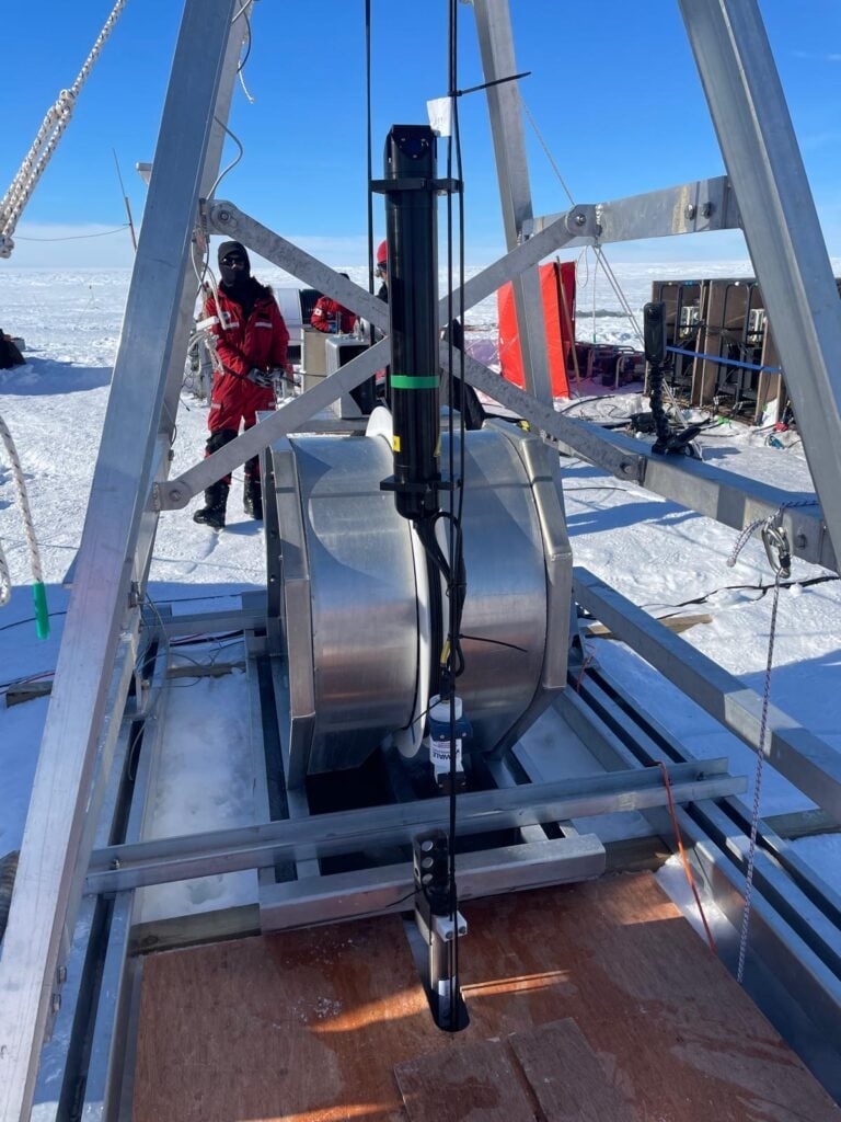 La piattaforma di trivellazione ad acqua calda. Credit: Pete Davis