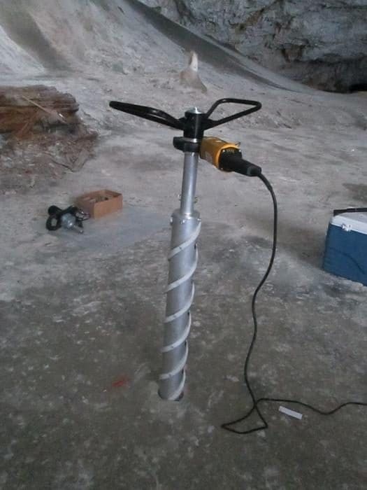 La trivella usata per estrarre la carota di ghiaccio di 25 metri. Credit: Itcus C.