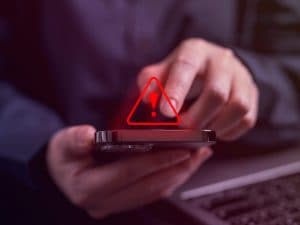 L’avviso via SMS, poi la chiamata per rubare il credito: come funziona la truffa del finto CAF