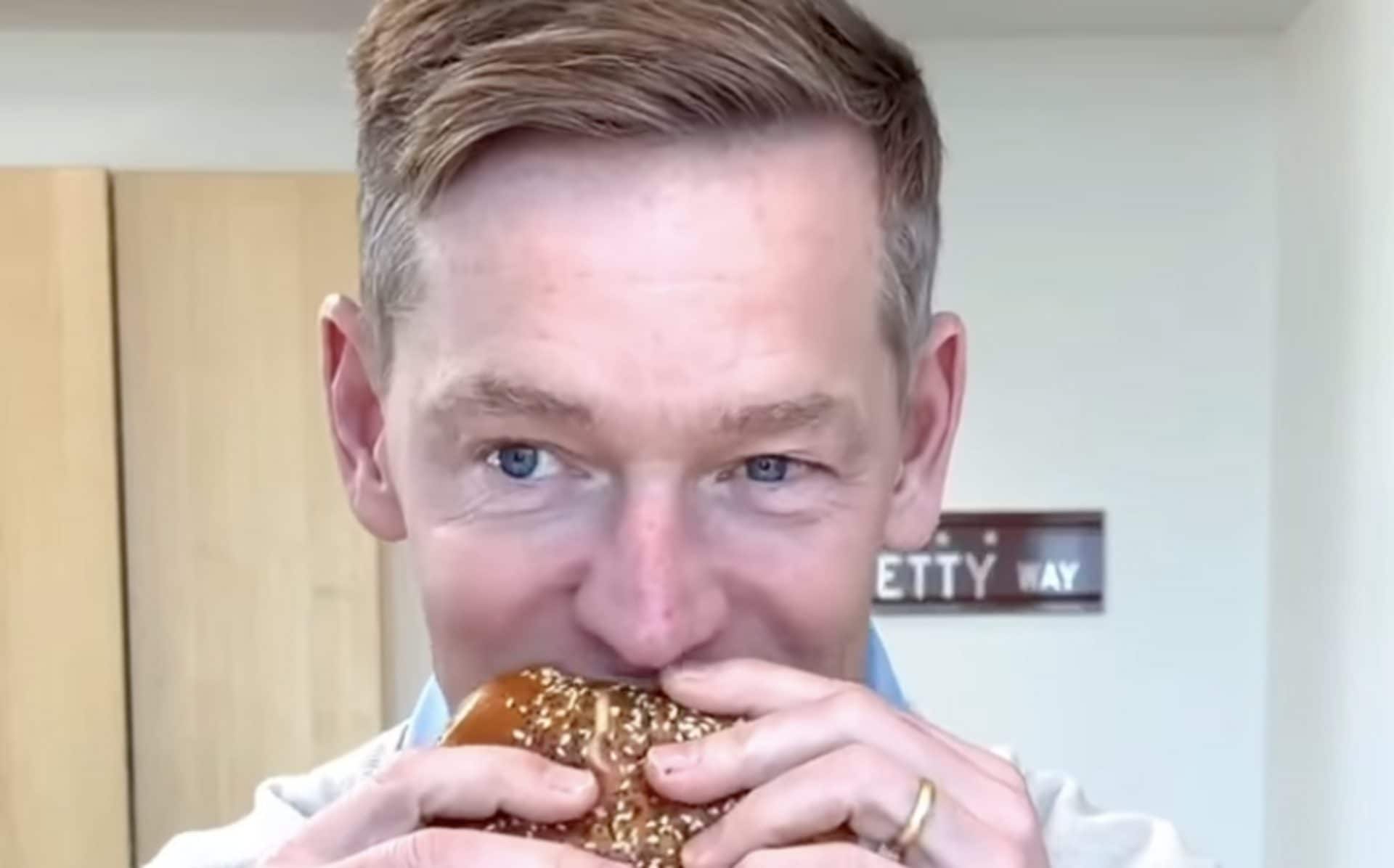 La strana sfida dei CEO dei fast food che si filmano sui social mangiando un hamburger: il trend è virale