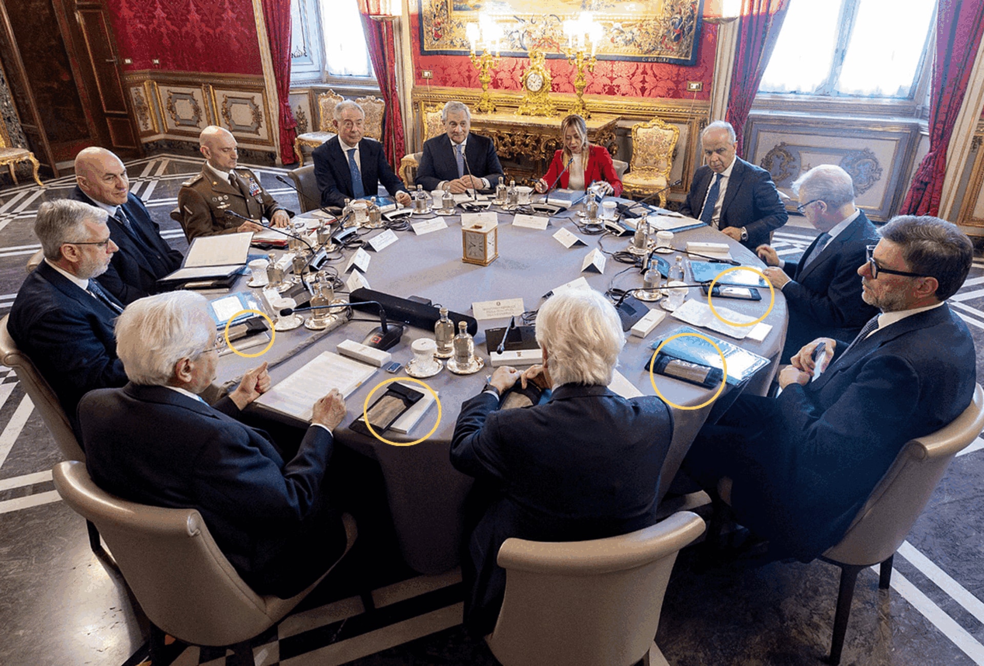 Il dettaglio nella foto del Consiglio Supremo di Difesa: il telefono di Mattarela dentro la Faraday bag