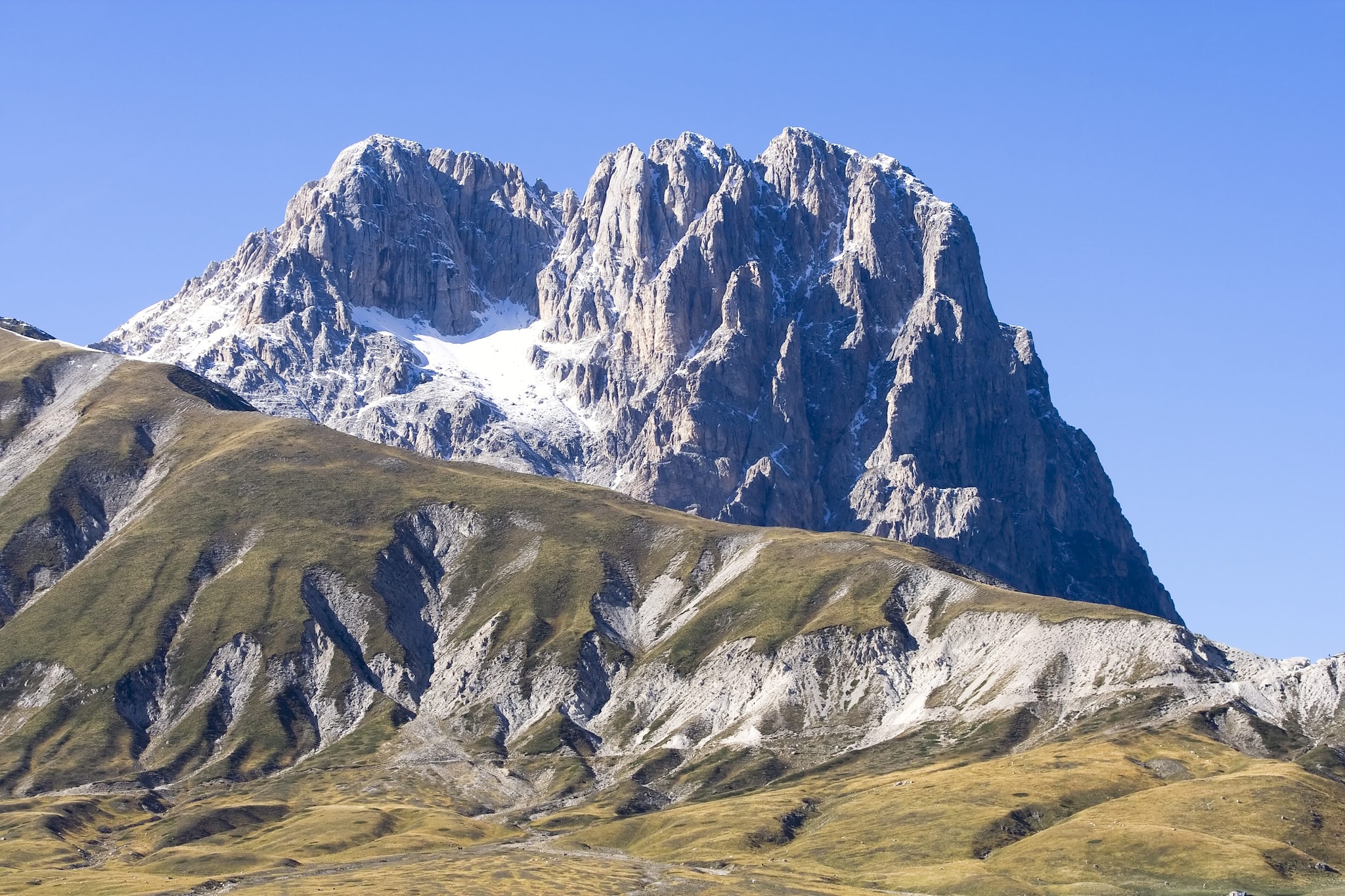 Cosa ha causato il forte boato del Gran Sasso nel 2023, lo scienziato Previtali: "La montagna ci parla"