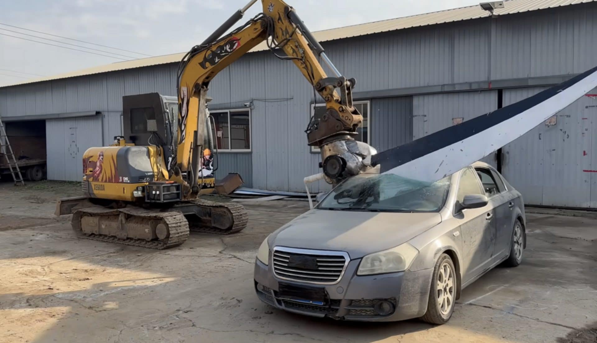 Il creator Handy Geng ha costruito una spada gigante capace di tagliare un'auto: la lama è ispirata a un manga