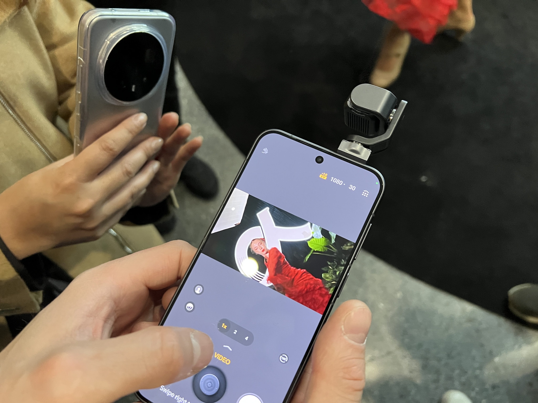 FANPAGE.IT | Il Robot Phone mentre riprende